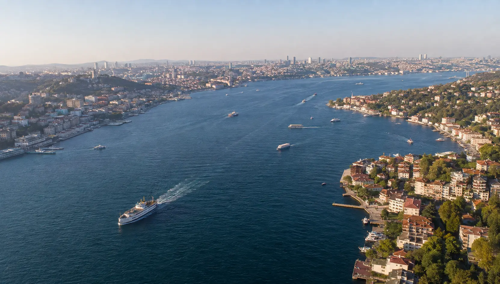 İstanbul Boğazı ve iki yakadaki yoğun kent dokusunun geniş görünümü
